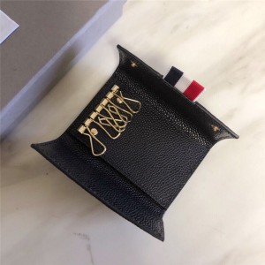 톰브라운 THOM BROWNE