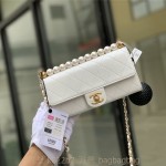 샤넬 CHANEL  진주장식 체인 크로스백 