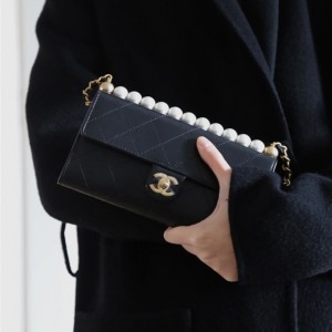 샤넬 CHANEL  진주장식 체인 크로스백 