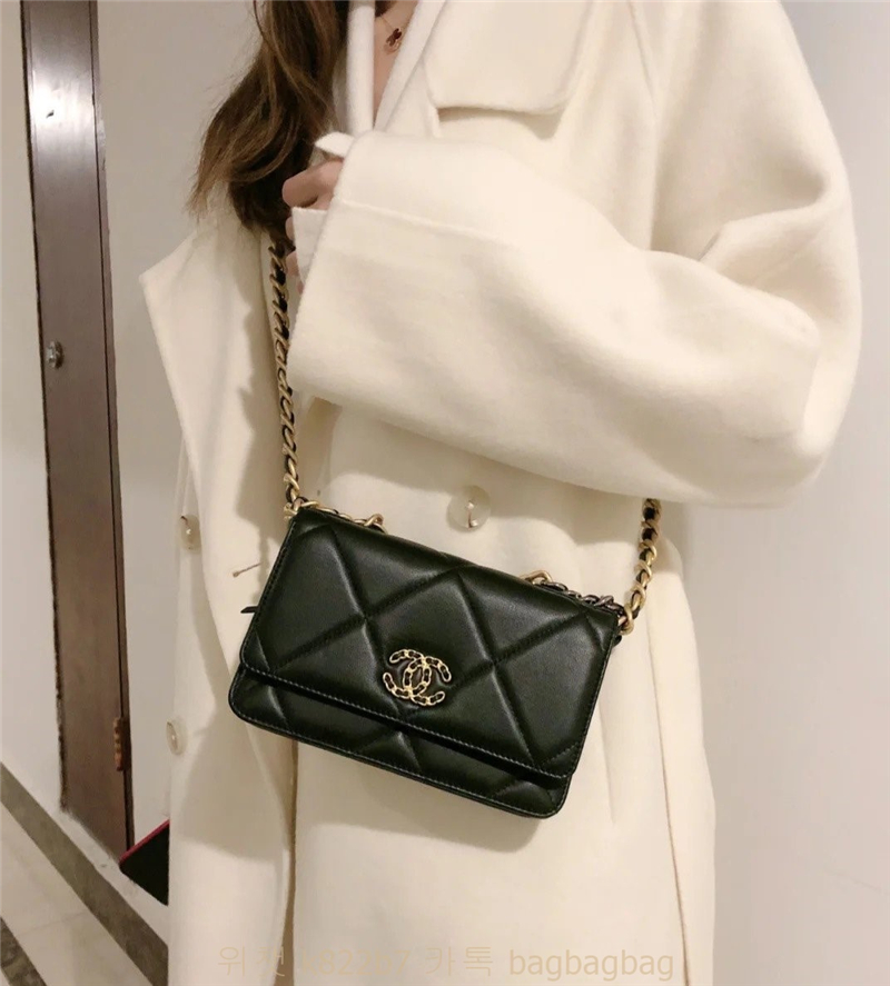 샤넬 CHANEL 19플랩 WOC크로스백