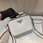 프라다 PRADA 남성 크로스백  2VH070