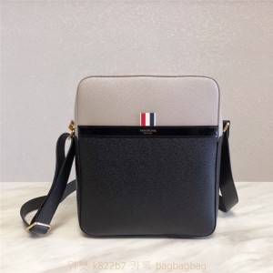 톰브라운 THOM BROWNE 메신저백 