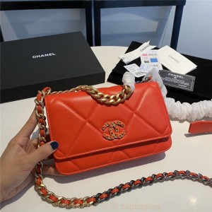 샤넬 CHANEL 19플랩 WOC크로스백 