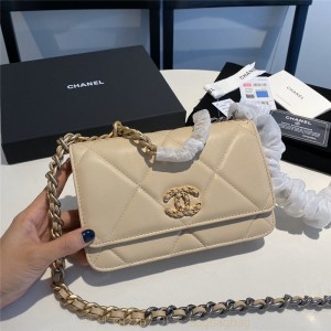 샤넬 CHANEL 19플랩 WOC크로스백 