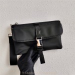 프라다 PRADA  삼각로고 리스트핸들 파우치백 2NH011
