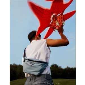 프라다 PRAD  나일론 삼각로고 슬링백  2VL033