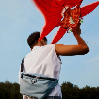 프라다 PRAD  나일론 삼각로고 슬링백  2VL033