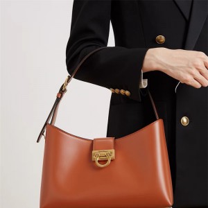 [살바토레 페라가모]트리폴리오 스몰 숄더백 21-0926