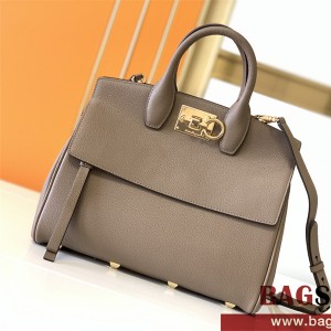 페라가모 스튜디오백 스몰 토트백 21H159