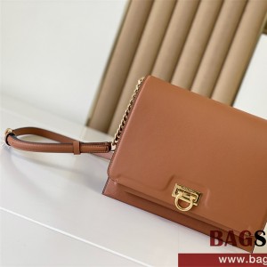 [페라가모]22SS 21H984 724603 블랙 간치오 트리폴리오 체인 숄더백