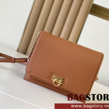 [페라가모]22SS 21H984 724603 블랙 간치오 트리폴리오 체인 숄더백