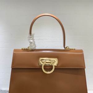 페레가모 켈리백 탑핸들 라지