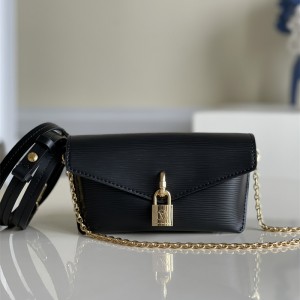 루이비통 Louis Vuitton  에피 패드락 온 스트랩 M80682