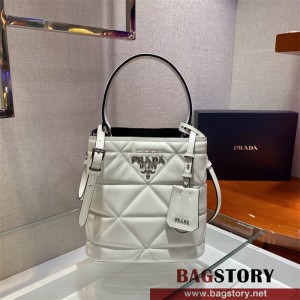 프라다 여성 로고 장식 버킷 토트백 1BA319