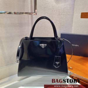 프라다 브러쉬드가죽 여성 삼각로 토트백 1BA321