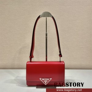 프라다 엠블럼 브러시드 가죽 숄더백 1BD321