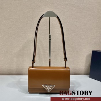 프라다 엠블럼 브러시드 가죽 숄더백 1BD321