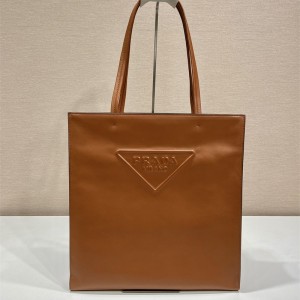 트라이앵글 엠보싱 로고 토트백 1BG429