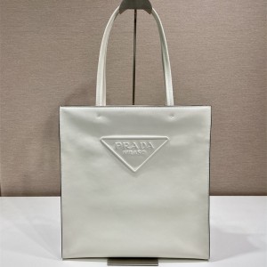 트라이앵글 엠보싱 로고 토트백 1BG429