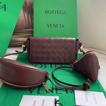 보테가베네타 스트랩 파우치 717429