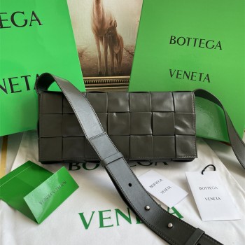 보테가베네타 카스트백 크로스백 70136