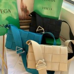 보테가베네타 인트레치아토 웹 메신저백 680513