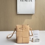 보테가베네타 인트레치아토 카세트 미니 버킷백 680217