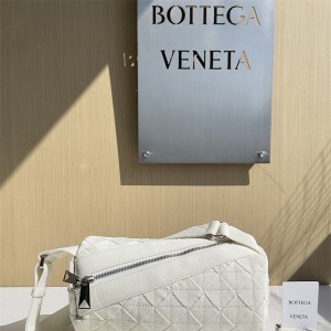 보테가베네타 인트레치오 웨빙 크로스바디백 690966