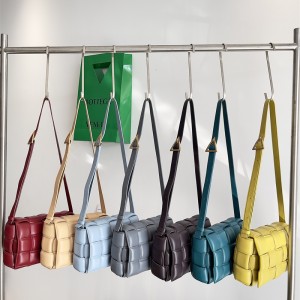 보테가베네타 인트레치아토 패디드 카세트백 591970