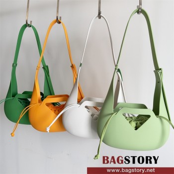 보테가베네타 매트 러버 펀치 숄더백 696920