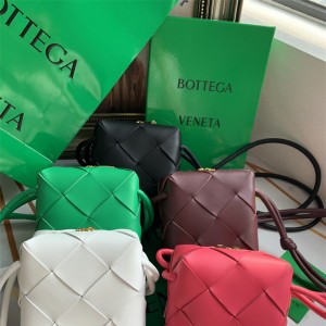 보테가베네타 미니 카세트 카메라 백 701915