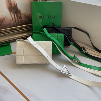 보테가베네타  미니 카세트백 크로스백 717587  17CM