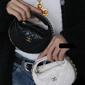 샤넬 CHANEL  파우치백 램스킨, 골드 메탈 AP3095