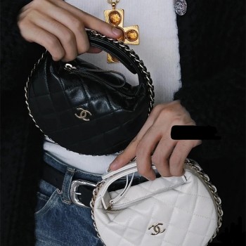 샤넬 CHANEL  파우치백 램스킨, 골드 메탈 AP3095