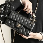 샤넬 CHANEL 뉴미니 탑핸들 램스킨 금장 플랩백 AS2431