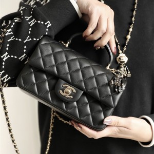 샤넬 CHANEL 뉴미니 탑핸들 램스킨 금장 플랩백 AS2431