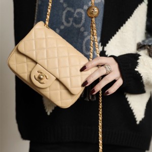 샤넬 CHANEL 골드볼 램스킨 클래식백 18CM