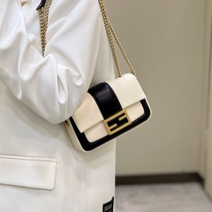 펜디 FENDI 피카부백 19CM