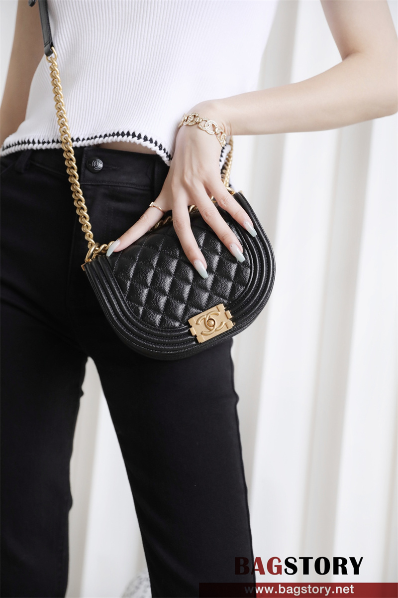 샤넬 CHANEL 신상 캐비어 보이백 Leboy 18CM
