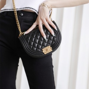 샤넬 CHANEL 신상 캐비어 보이백 Leboy 18CM