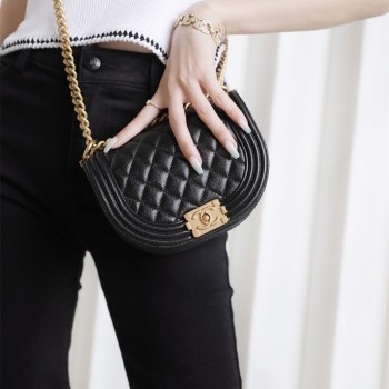 샤넬 CHANEL 신상 캐비어 보이백 Leboy 18CM