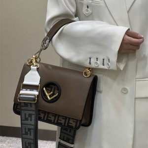 펜디 FENDI 미디움 칸 아이 에프 26CM