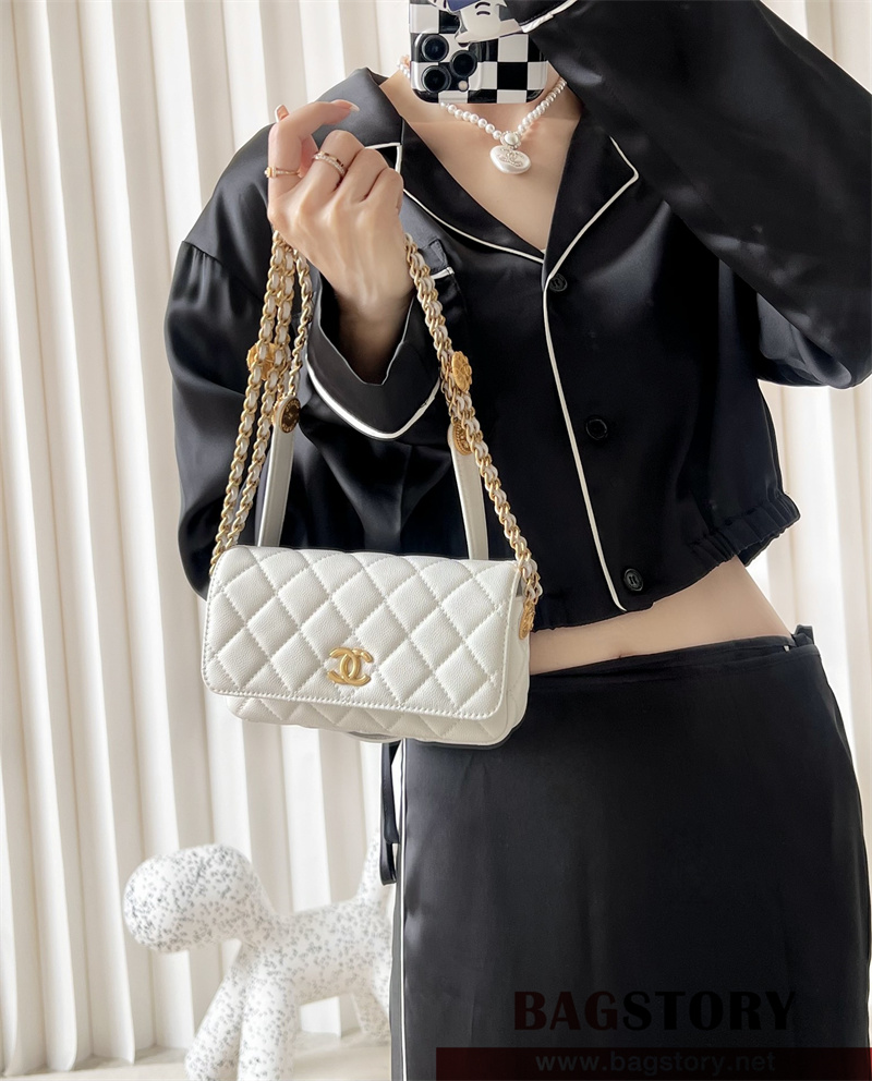 샤넬 CHANEL  금장장식 플랩백  18CM