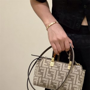 펜디 FENDI 바이더웨이 보스턴백 17CM