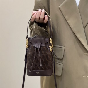 펜디 FENDI 몬트레조 미니 버킷백 18CM