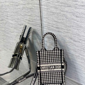 디올 DIOR 북토트백13.5CM