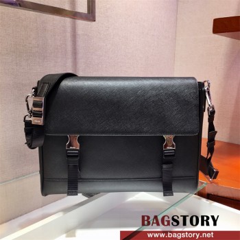 프라다 남성 사피아노 가죽 플랩 메신져백 2VD018