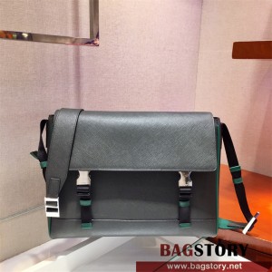 프라다 남성 사피아노 가죽 플랩 메신져백 2VD018