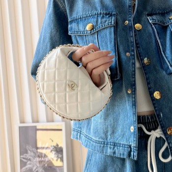 샤넬 CHANEL 파우치백 램스킨, 골드 메탈 AP3095