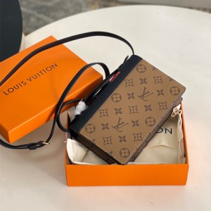 루이비통 Louis Vuitton   LV 북 체인 월릿 M81830